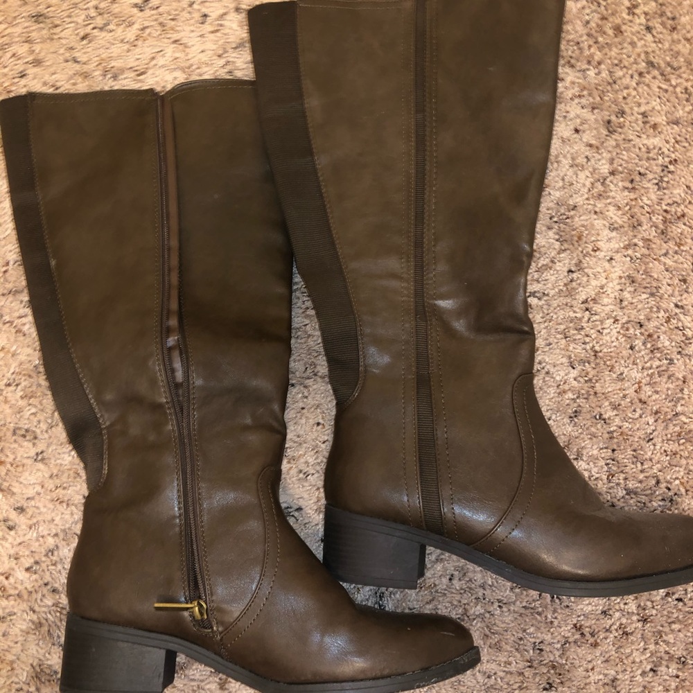 Size 10W woman’s heeled brown boot